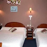Отель Hotel Le Clos Du Montvinage Etreaupont